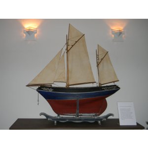 Französisches Segelboot, um 1850, gebaut in Quimper (Bretagne).  
Ältestes Schiff der Sammlung im Museum                         
