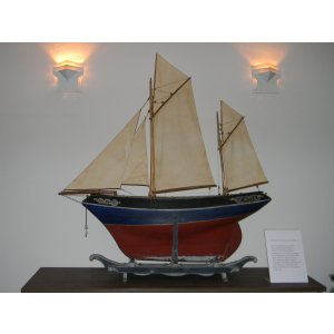 Französisches Segelboot, um 1850, gebaut in Quimper (Bretagne).  
Ältestes Schiff der Sammlung im Museum                         
