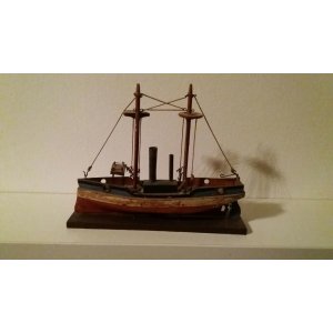 Dampfer der Firma Alfred Schneider aus Mengersgereuth-Hämmern um 1900
Ein gleiches Modell ist im Deutschen Spielzeug Museum in Sonneberg sichtbar.